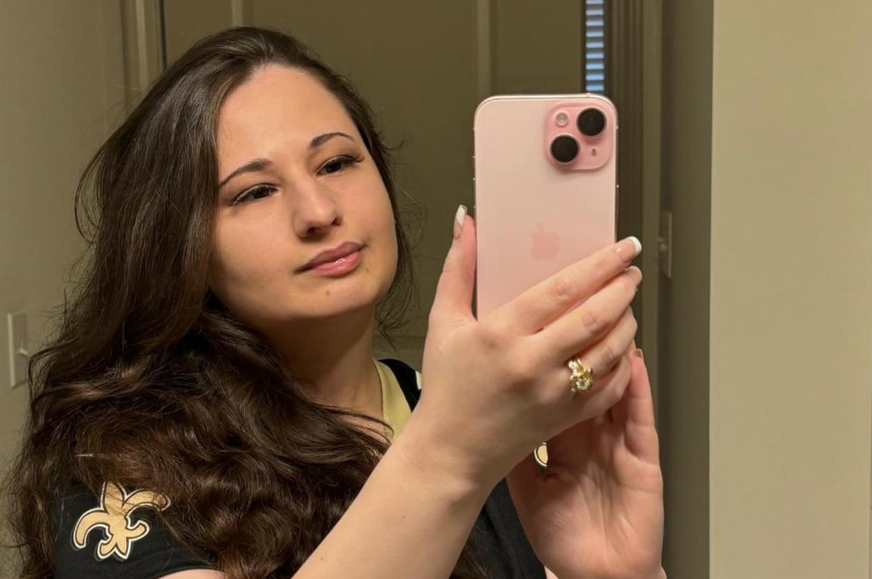 Gypsy Rose Blanchard takes mrror selfie