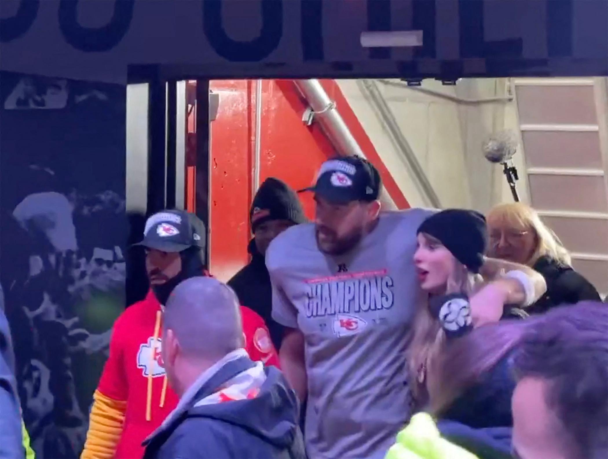 Taylor Swift and Travis Kelce leave Arrowhead Stadium field to cheers after KS Chiefs' big win.