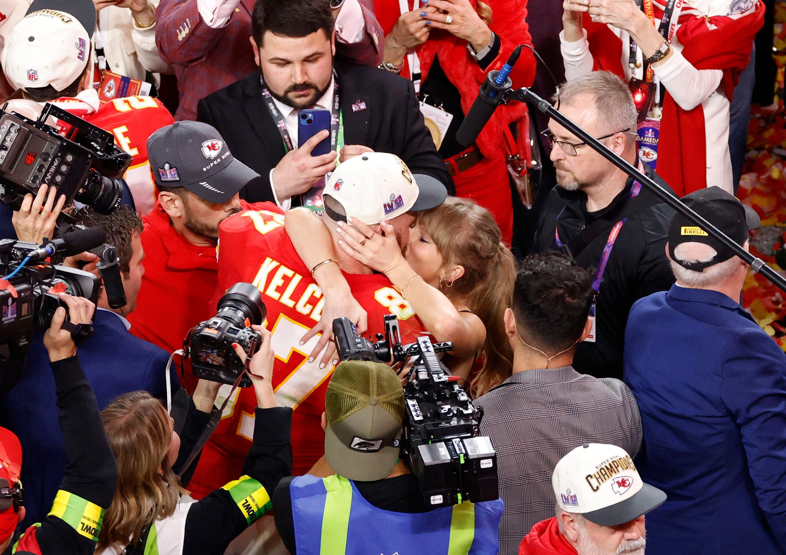 Travis Kelce and Taylor Swift celebrate Chiefs win